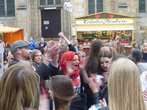 Ruhrbarone: Justin Bieber Fans stürmen Wahlkampfstand der PARTEI